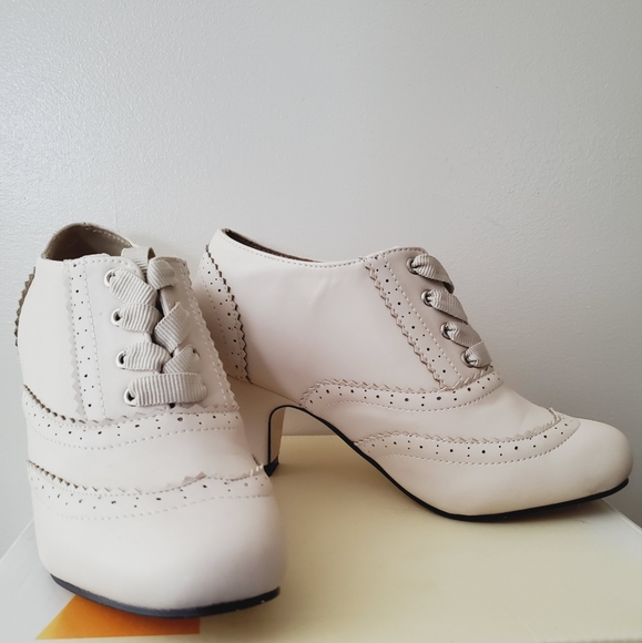 Modcloth Oxford Heels - Picture 4 of 12